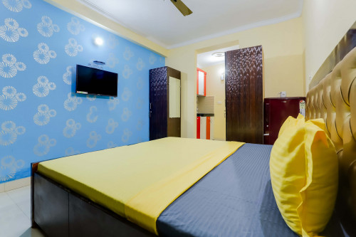 OYO LIFE NOD656 Crossing Republic - Rooms