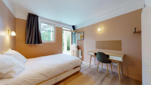 Cute double bedroom in Clamart