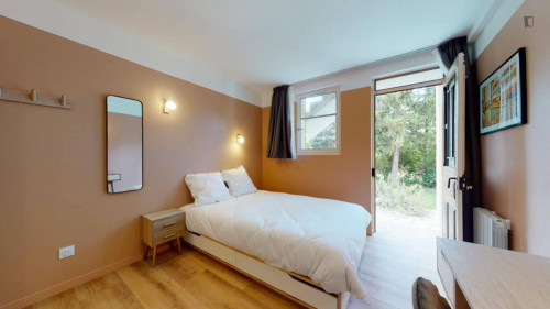Cute double bedroom in Clamart