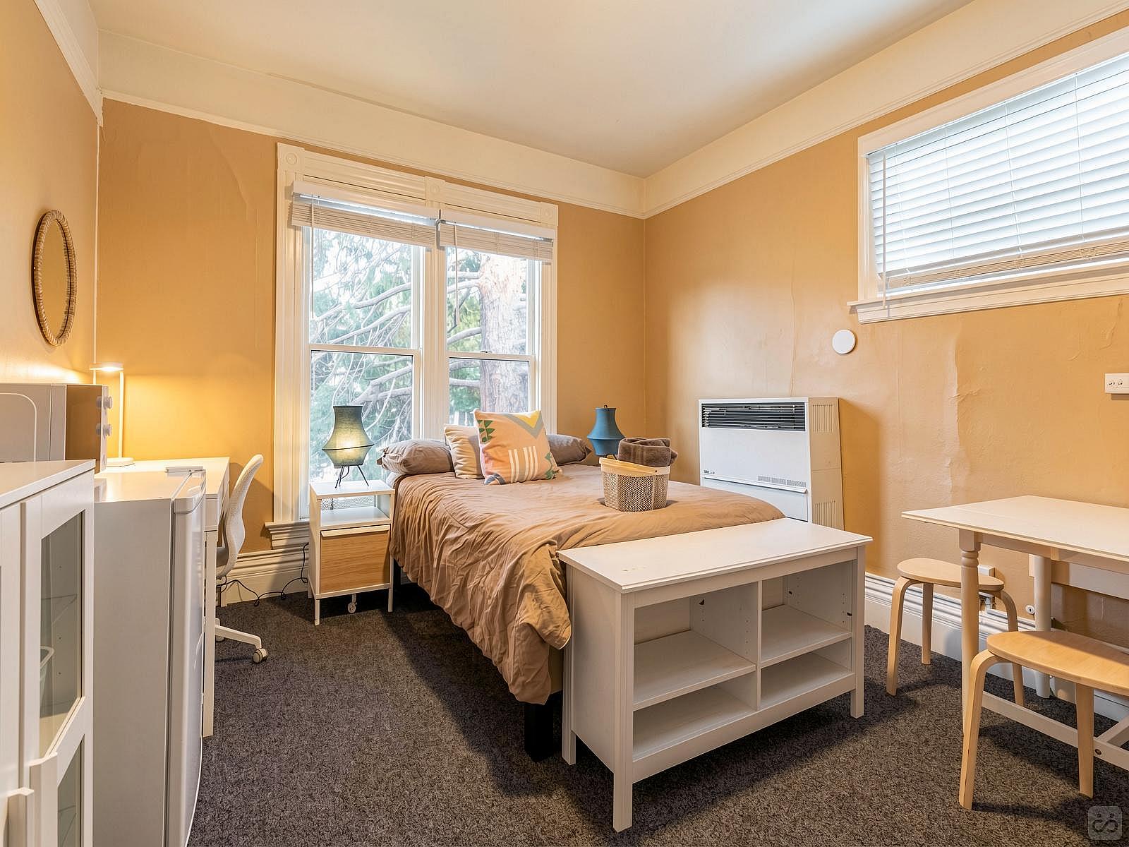  Fulton 5  -  Spacious Victorian House - Incl. Workspace nearby Edwards Stadium  - Gallery -  4