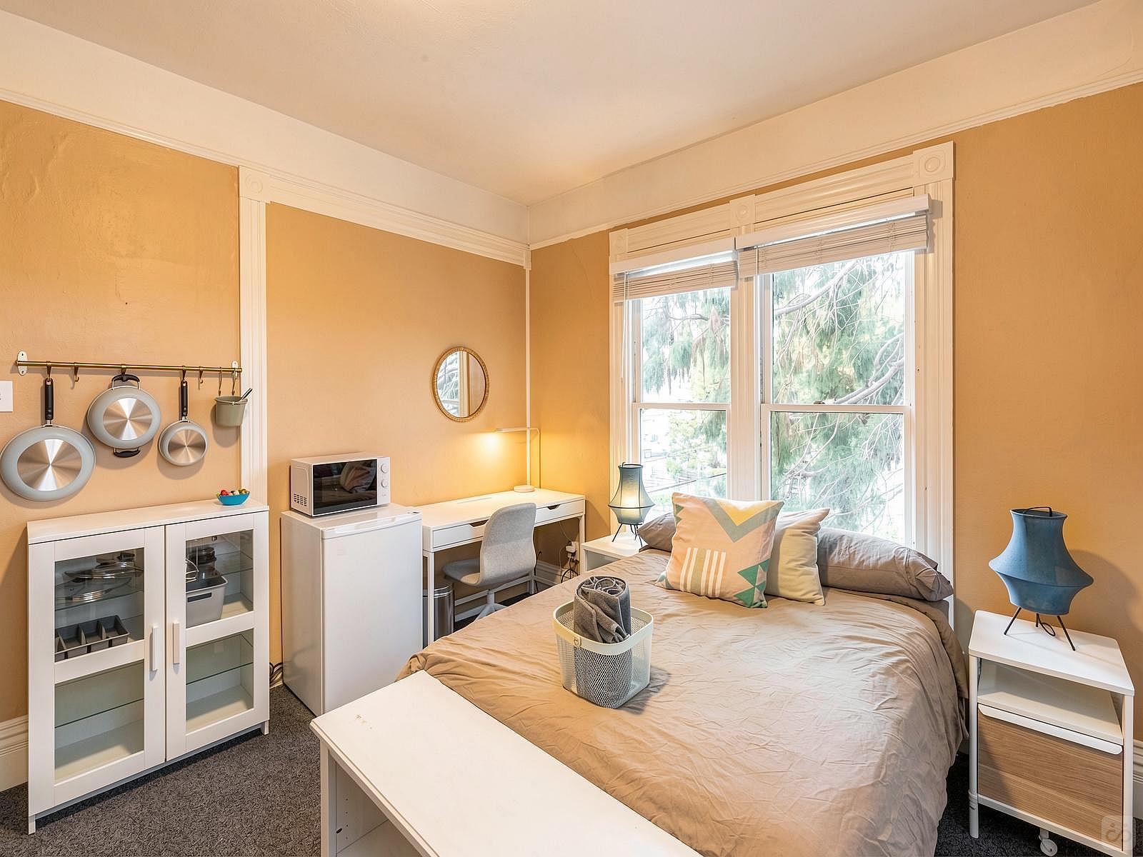  Fulton 5  -  Spacious Victorian House - Incl. Workspace nearby Edwards Stadium  - Gallery -  5