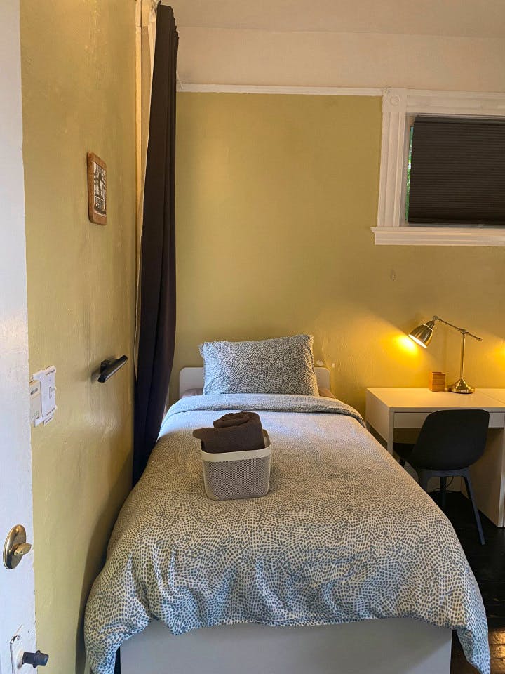  Bed In A 2-Bed Gender Separated Room  -  Spacious Victorian House - Incl. Workspace nearby Edwards Stadium  - Gallery -  30