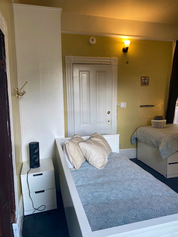  Bed In A 2-Bed Gender Separated Room  -  Spacious Victorian House - Incl. Workspace nearby Edwards Stadium  - Gallery -  27