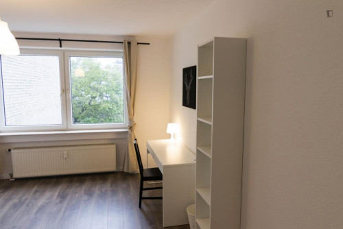 Homely single bedroom in Stadtbezirk 1