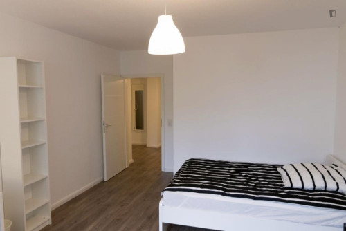Homely single bedroom in Stadtbezirk 1