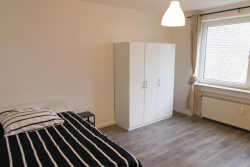 Homely single bedroom in Stadtbezirk 1