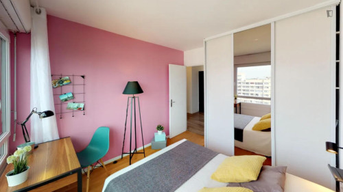 Compact double bedroom near Nanterre-Préfecture train station