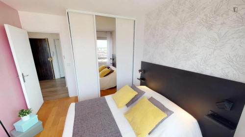 Compact double bedroom near Nanterre-Préfecture train station