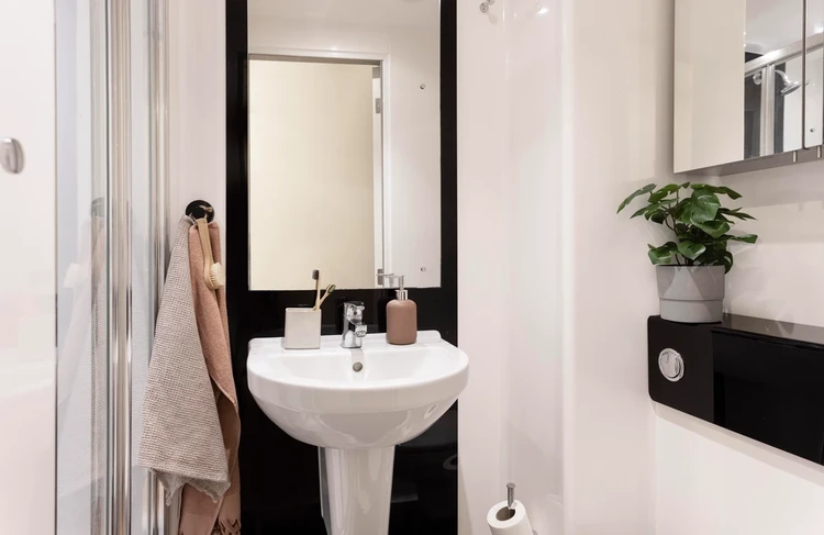  Medium Standard Double En-Suite  -  White Rose View  - Gallery -  3