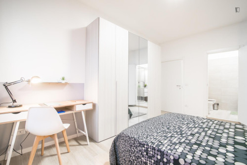 Ample double ensuite bedroom in Mestre