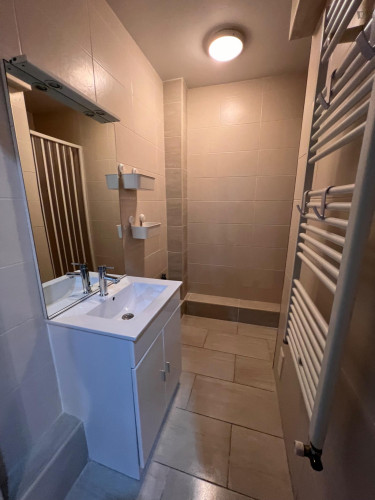 Double bedroom, with balcony, in 4-bedroom apartment