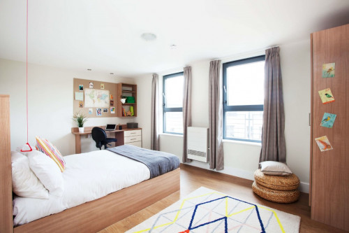  Large High Double En-Suite: Three Bedroom Flat  -  Kelvin Court  - Gallery -  1