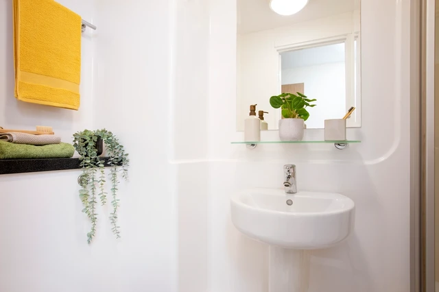  Extra Large High Double En-Suite  -  Kelvin Court  - Gallery -  1