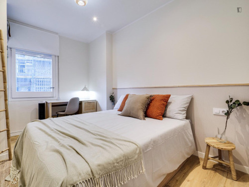 Double bedroom in 4-bedroom apartment