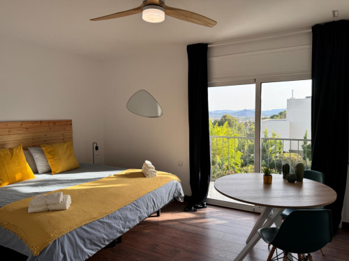 Multiple beds bedroom, with private bathroom and balcony, in 5-bedroom house