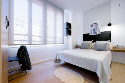 Snug double ensuite bedroom near Parc Gulliver