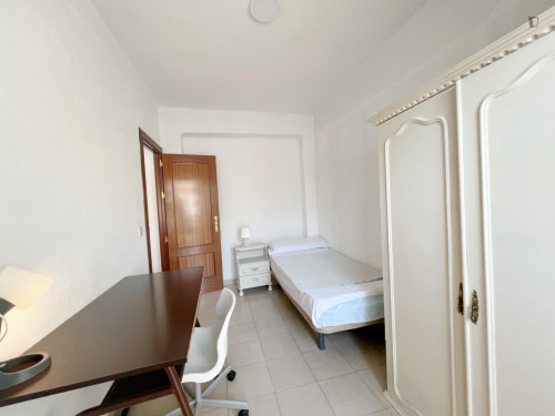 Snug single bedroom in Los Cármenes