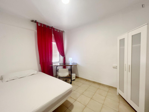 Double bedroom in a student flat, in Los Cármenes