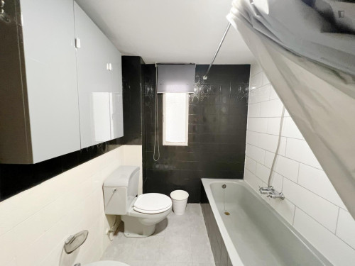 Double bedroom with a balcony, near the Granada centre