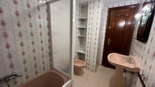Breezy double bedroom in Camino de Ronda - Gallery - 10