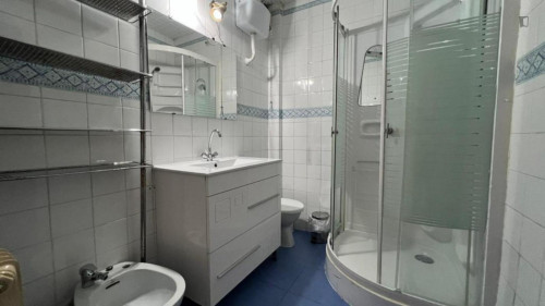 Breezy double bedroom in Camino de Ronda - Gallery - 11