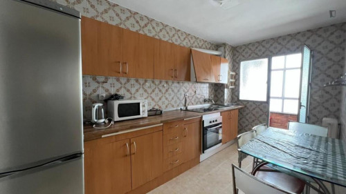 Breezy double bedroom in Camino de Ronda - Gallery - 6