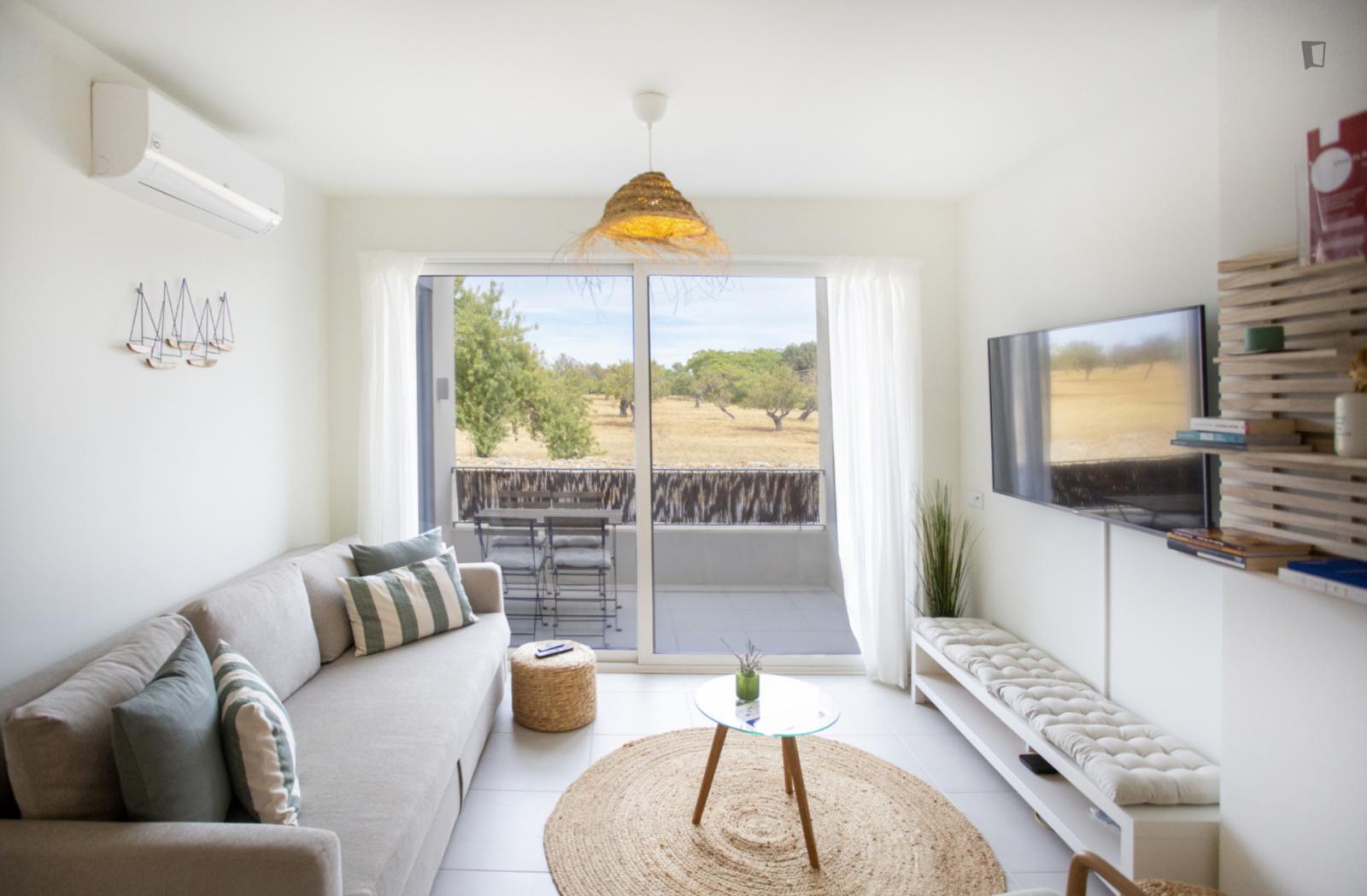 Stylish And Friendly 2-Bedroom Flat  - 1