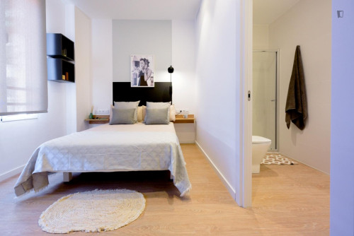 Bright double ensuite bedroom in La Gran Via