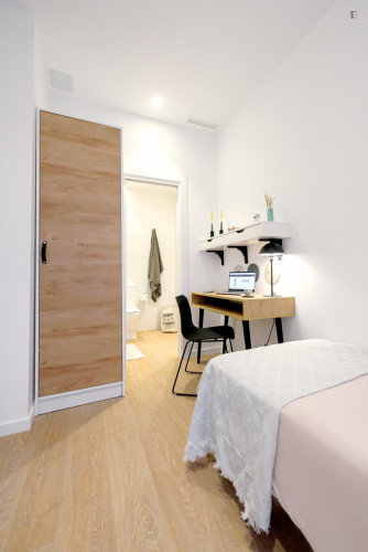 Restful single ensuite bedroom in L'Eixample