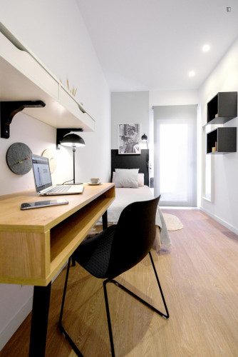 Restful single ensuite bedroom in L'Eixample