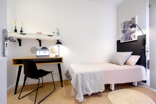 Restful single ensuite bedroom in L'Eixample