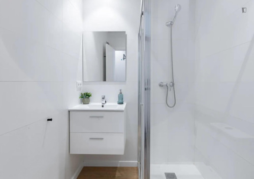 Restful single ensuite bedroom in L'Eixample