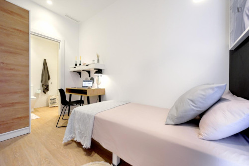 Restful single ensuite bedroom in L'Eixample - Gallery - 5