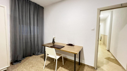 Neat single bedroom in Figares