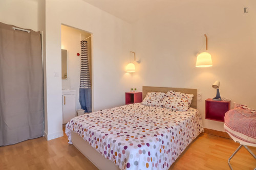 Excellent double ensuite bedroom in Cadereau