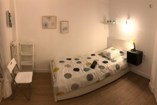 Stupendous single bedroom in Cadereau