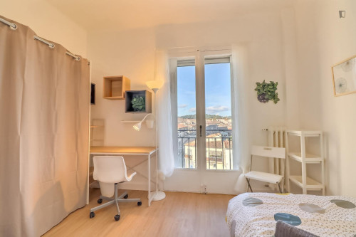 Stupendous single bedroom in Cadereau