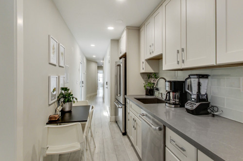 Stunning Bright Apt. w/ Terrace + BBQ near Garfield Square