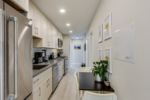 Stunning Bright Apt. w/ Terrace + BBQ near Garfield Square