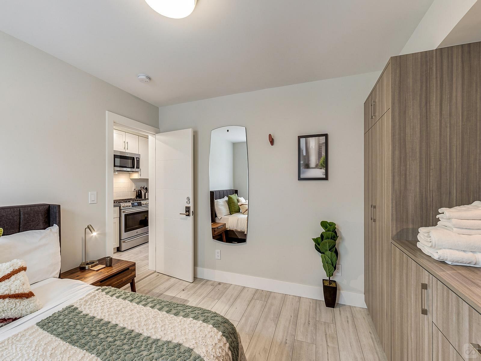 Regular Size Room - Stunning Bright Apt. w/ Terrace + BBQ - Gallery - 67