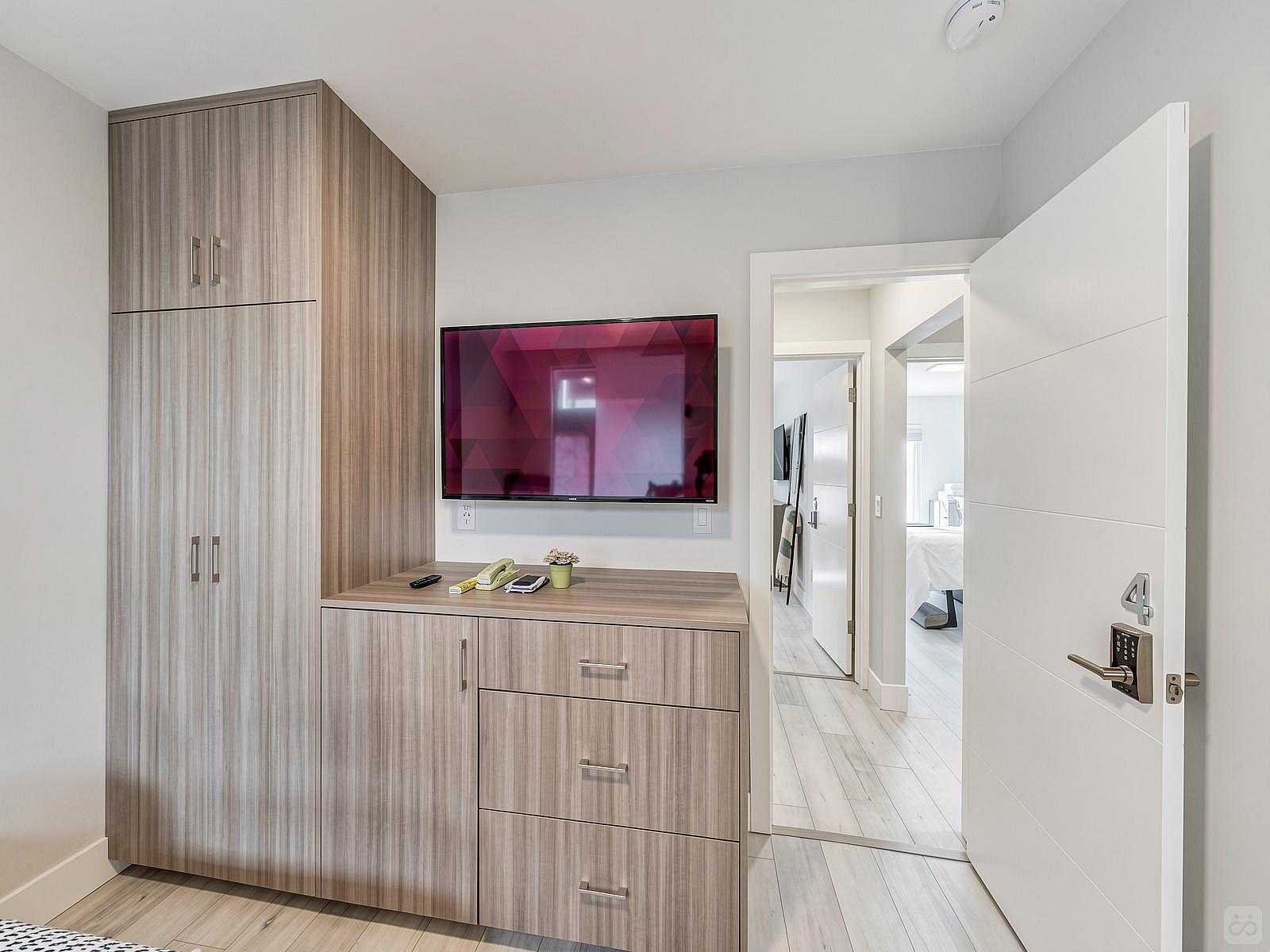  Regular Size Room  -  Stunning Bright Apt. w/ Terrace + BBQ  - Gallery -  71