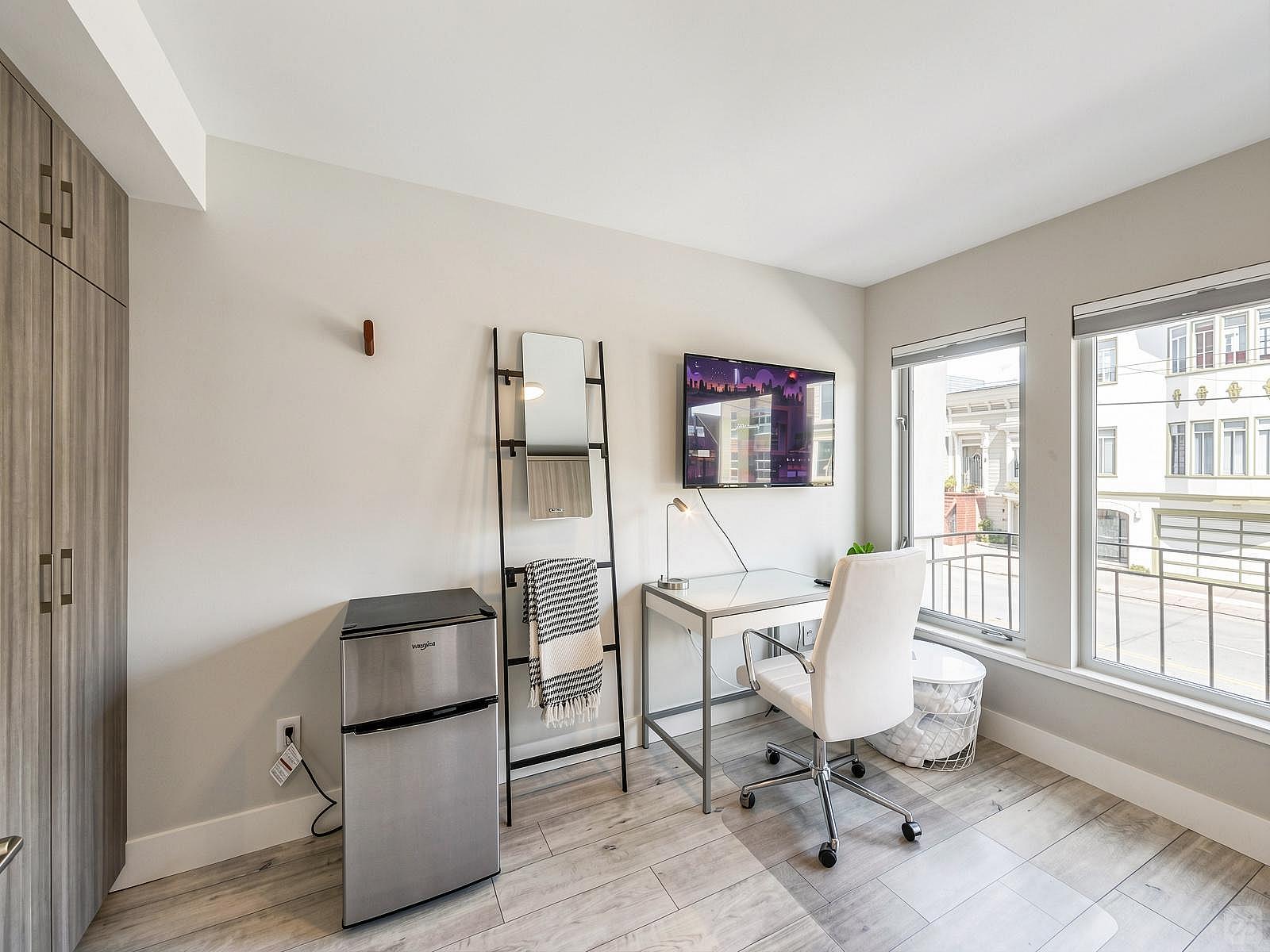  Regular Size Room  -  Stunning Bright Apt. w/ Terrace + BBQ  - Gallery -  61