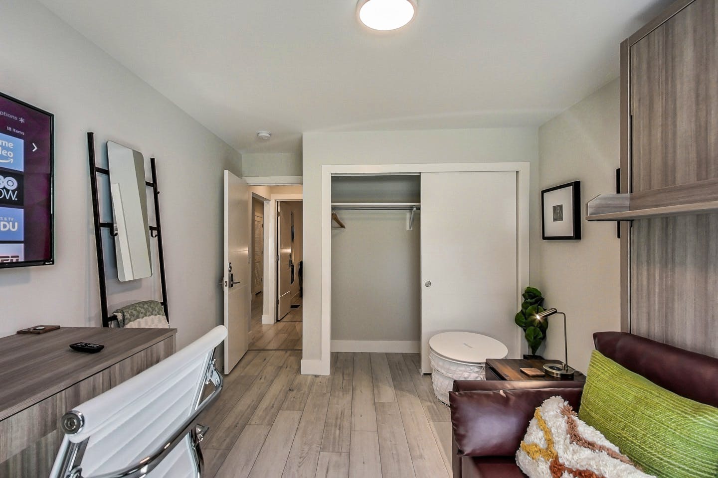 Regular Size Room - Stunning Bright Apt. w/ Terrace + BBQ - Gallery - 9