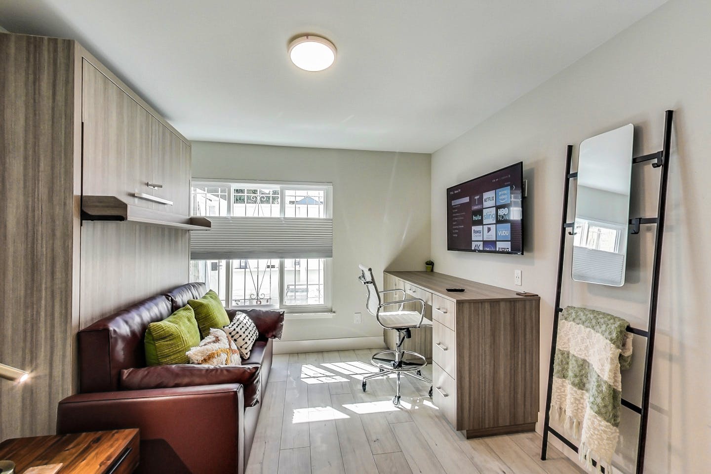  Regular Size Room  -  Stunning Bright Apt. w/ Terrace + BBQ  - Gallery -  8