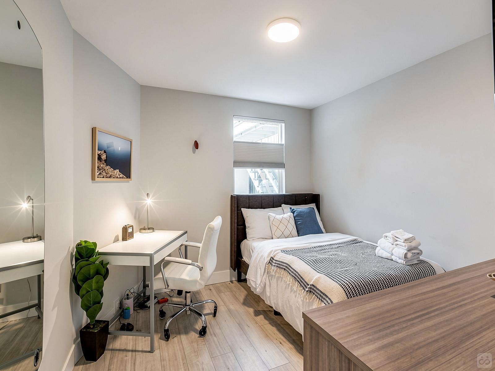  Regular Size Room  -  Stunning Bright Apt. w/ Terrace + BBQ  - Gallery -  66