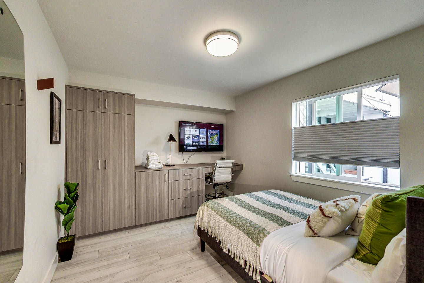 Regular Size Room - Stunning Bright Apt. w/ Terrace + BBQ - Gallery - 24