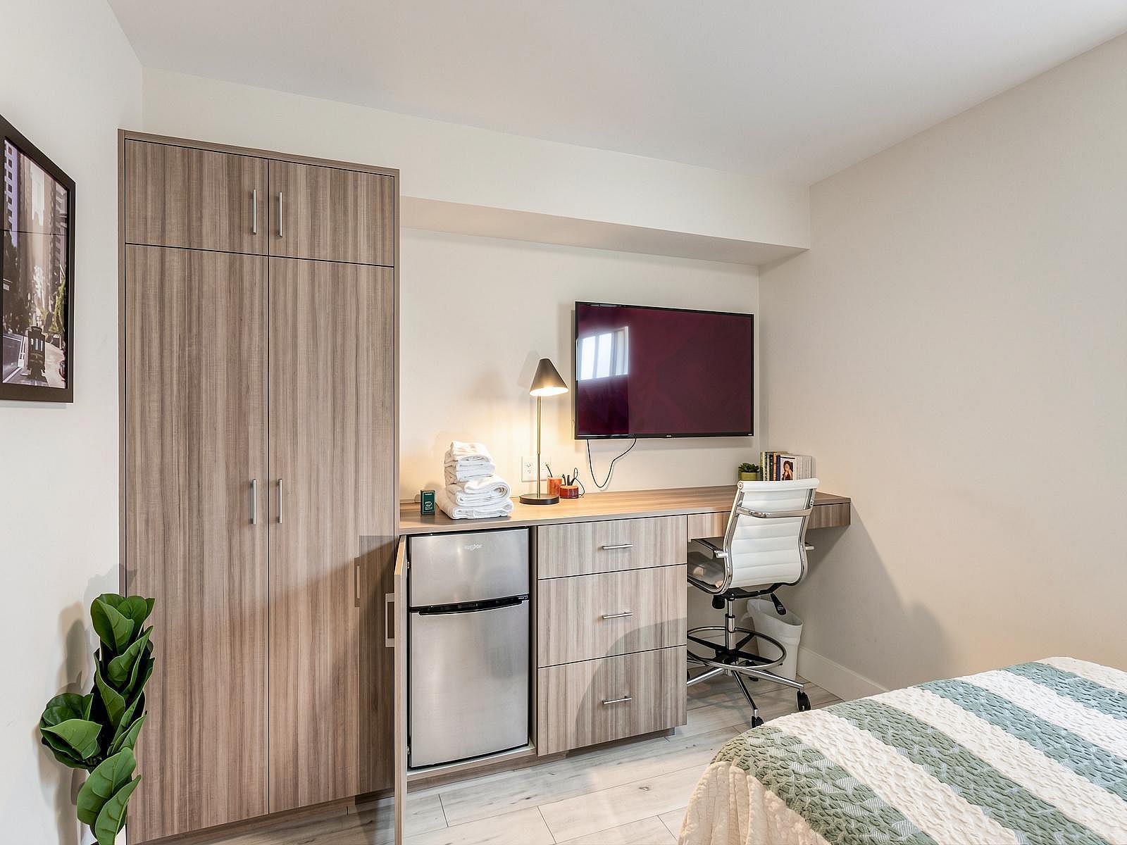 Regular Size Room - Stunning Bright Apt. w/ Terrace + BBQ - Gallery - 65