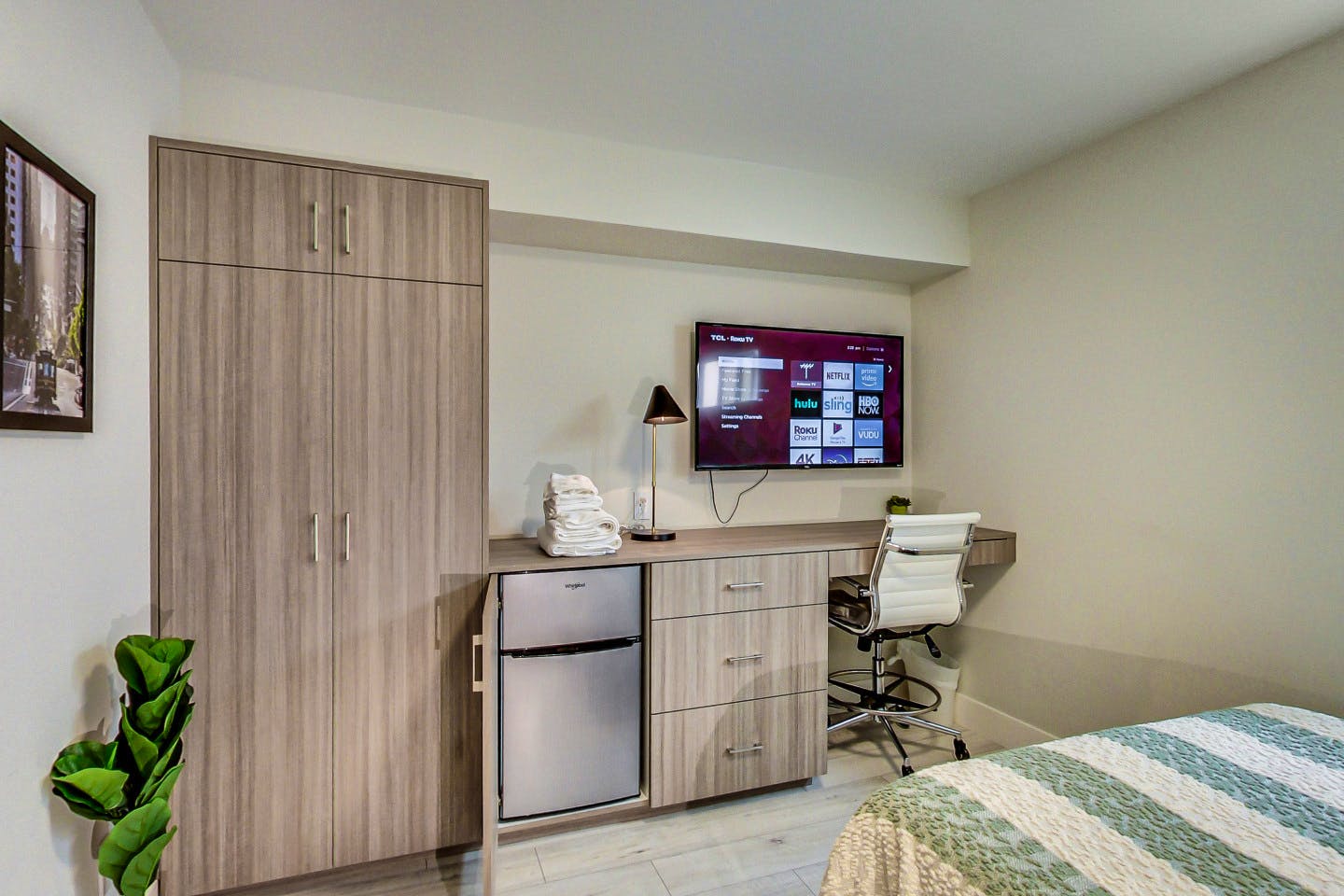 Regular Size Room - Stunning Bright Apt. w/ Terrace + BBQ - Gallery - 5