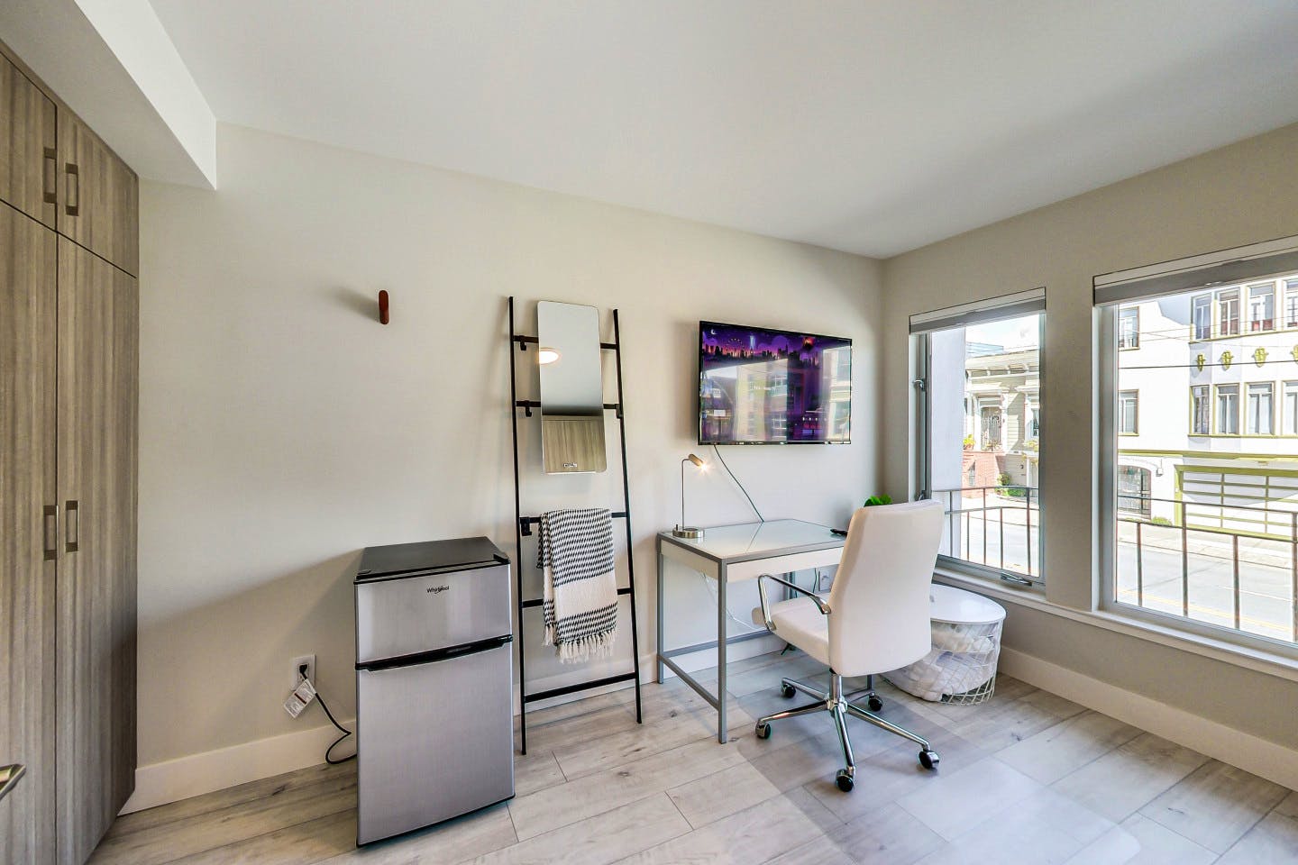 Regular Size Room - Stunning Bright Apt. w/ Terrace + BBQ - Gallery - 13