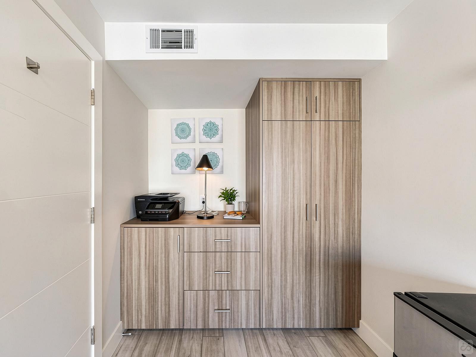 Regular Size Room - Stunning Bright Apt. w/ Terrace + BBQ - Gallery - 64